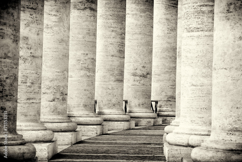 Naklejka na drzwi Colonnade in rome black and white vatican city