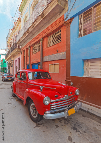 Naklejka na szybę Vintage red car on the street of old city, Havana, Cuba