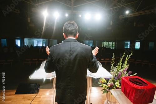 Fotomural Pastor praying for congregation