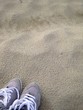 scarpe abbandonate su sabbia autunno