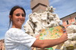 Piękna turystka z mapą na Piazza Navona w Rzymie, Włochy
