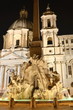 Piękna fontanna Cztery Rzeki nocą na Piazza Navona, Rzym, Włochy