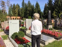 Ältere Frau Steht An Grsb Auf Friedhof