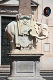 Piękny pomnik słonia na placu della minerva w Rzymie, włochy
