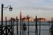Gondel fahren beim Sonnenuntergang in Venedig