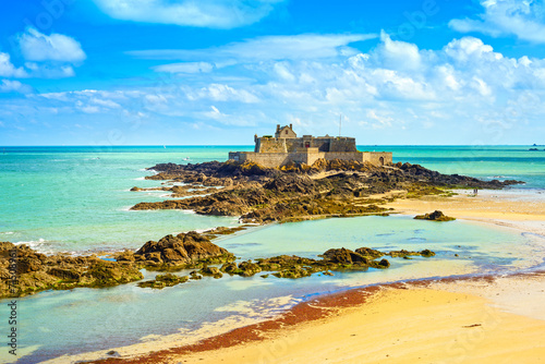 Fotografia  Saint Malo Fort National and rocks, low tide. Brittany, France.