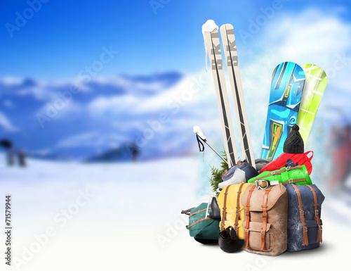 zimowa-podroz-narty-i-deski-snowboardowe-przygotowane-na-wyjazd