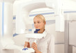 Junge Frau in einem zahnmedizinischen 3 D Scanner