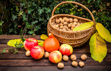 Fototapeta Kuchnia - Jesienne warzywa i owoce na drewnianym stole w ogrodzie