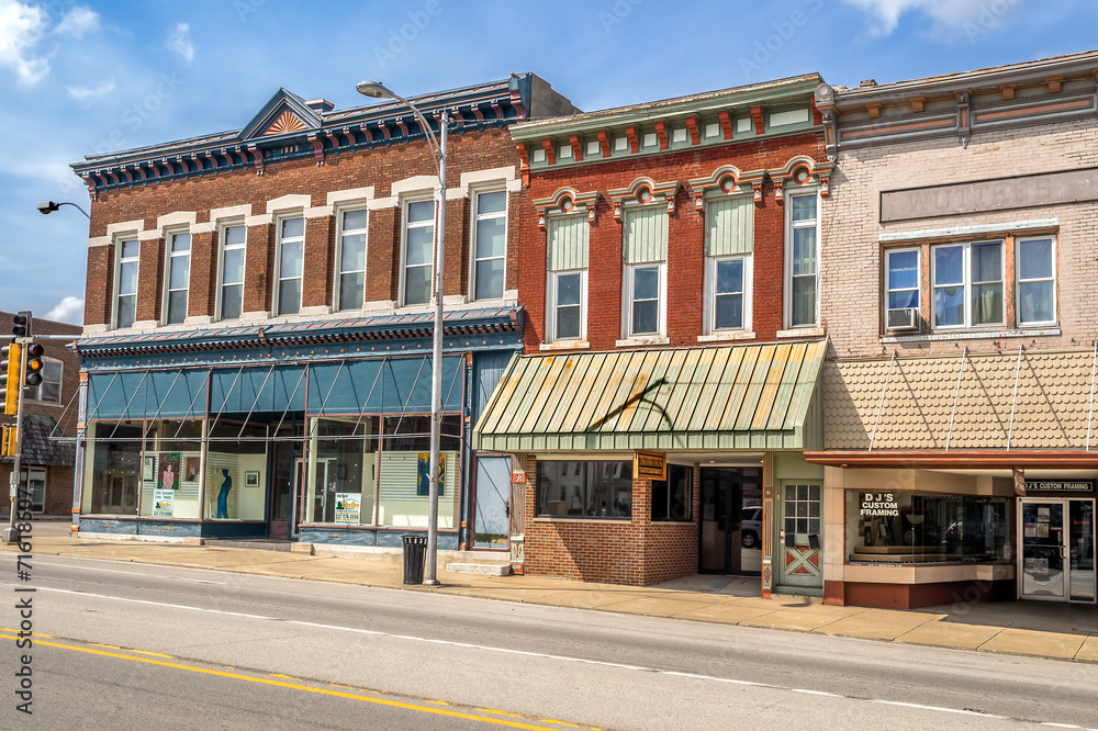 Ornate downtown shops and storefronts on main street in Midwest small town - obrazy, fototapety, plakaty 