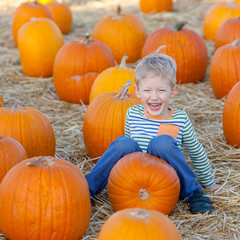 Canvas Print - kid at pumpkin patch