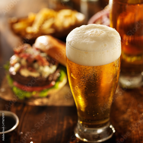 Fotografía Cerveza con hamburguesas en la mesa de restaurante
