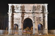 Łuk triumfalny Konstantyna koło Coloseum w Rzymie nocą, Włochy