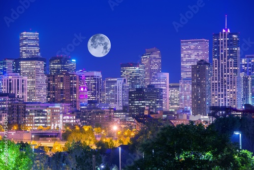 nocny-widok-na-miasto-denver-i-ksiezyc-w-pelni