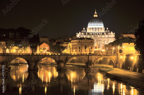 Plakat Monumentalny widok bazyliki św. Piotra nad Tybrem nocą w Rzymie