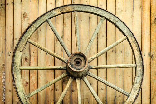 vintage-kola-wagonu-przed-stodola
