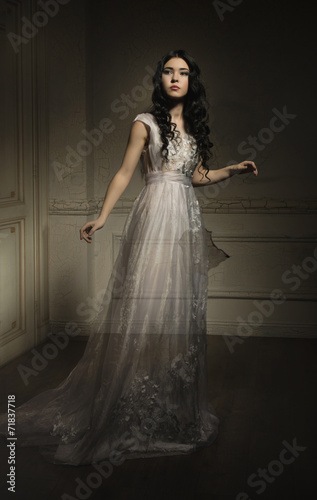 Fotografia Beautiful ghost girl in white dress