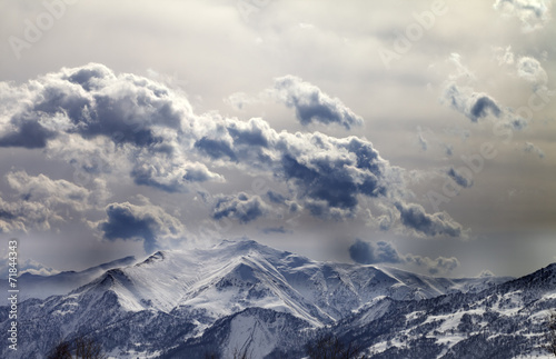 Fototapeta na wymiar Evening mountains and cloudy sky