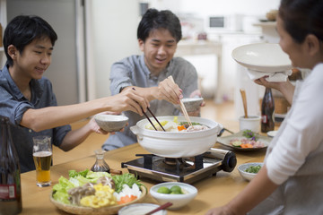 Wall Mural - 家族で囲む鍋料理