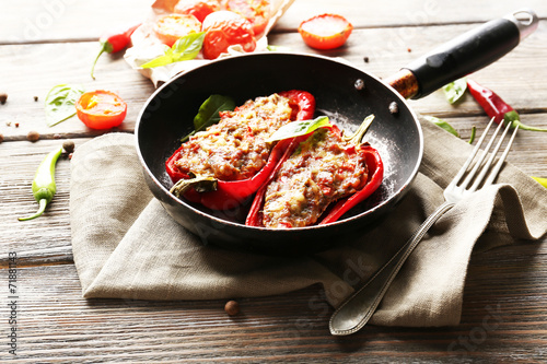 Fotografía Delicious stuffed peppers in frying pan on table close-up