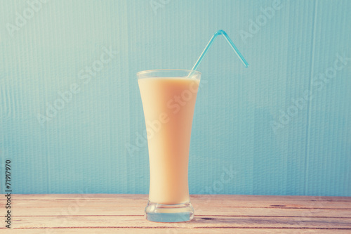 Fotografie, Obraz vanilla milkshake, vanilla milkshake, retro processing