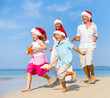 © Rawpixel.com - Family Running on the Beach in Christmas