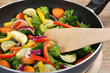 Essen zubereiten und kochen Gemüse in der Pfanne mit Pfannenwen