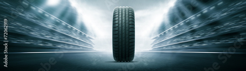 Fotografía vehicle tire on track arena