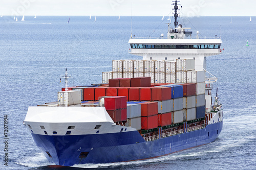 Naklejka na meble Containerschiff auf der Ostsee bei Kiel