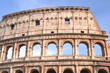 Monumentalne coloseum w Rzymie na tle niebieskiego nieba, Włochy