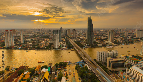 Photo Dramatic scenery of the city center at sunset, Bangkok Thailand