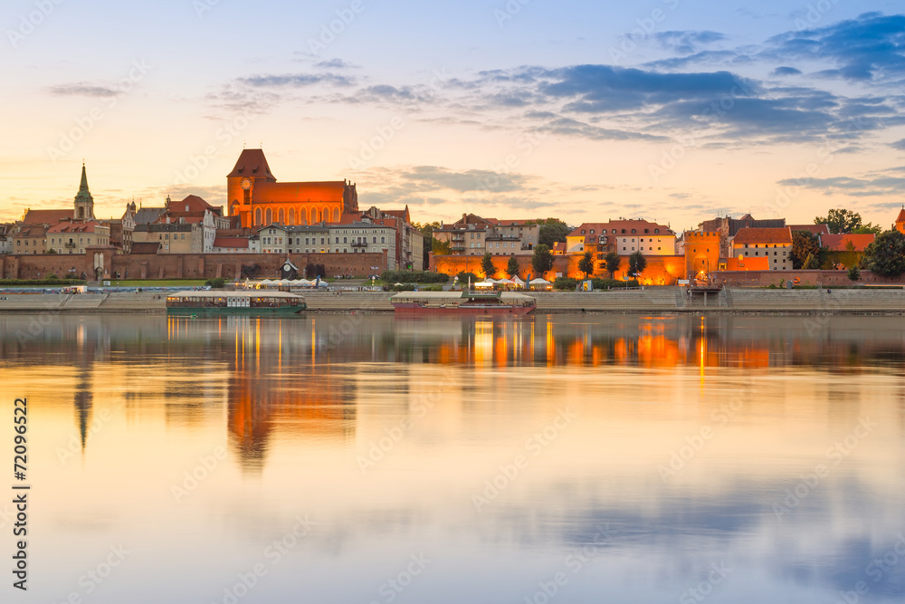 Torun old town reflected in Vistula river at sunset, Poland - obrazy, fototapety, plakaty 