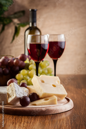 Cuadros en Lienzo Queso con una botella y vasos de vino tinto