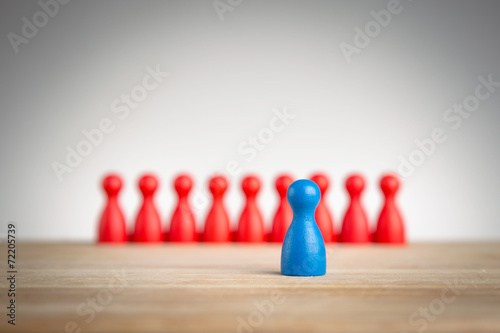 Fotografía Stand out and be unique - leadership business concept with pawns