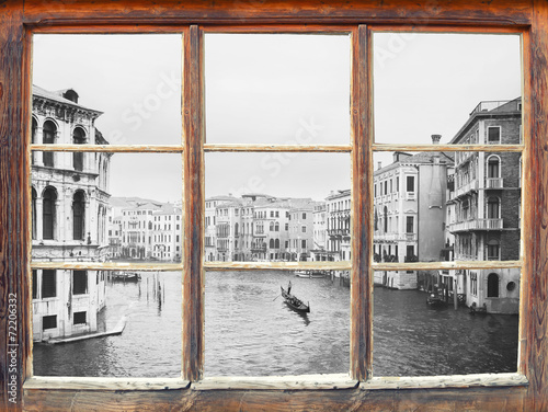 Naklejka dekoracyjna Czarno-biały widok przez okno na Wenecję