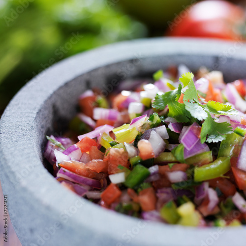 Fotografía Molcajete de piedra con mexicano salsa pico de gallo cerca