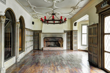 Empty living room with fire place