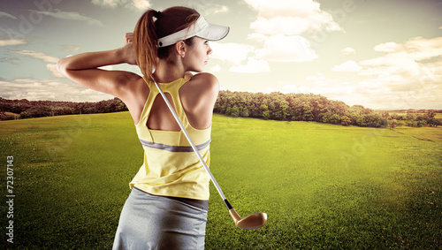 Dekoracja na wymiar  mloda-kobieta-w-stroju-sportowym-gra-w-golfa-na-zielonym-polu