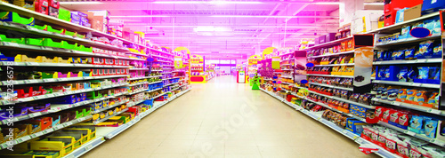 Cuadros en Lienzo Wide perspective of empty supermarket
