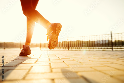 Foto Runner Füße auf der Straße Nahaufnahme auf Schuh läuft