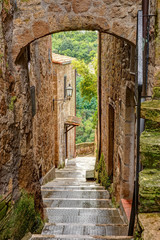 Fototapete - Alley in old town Pitigliano Tuscany Italy