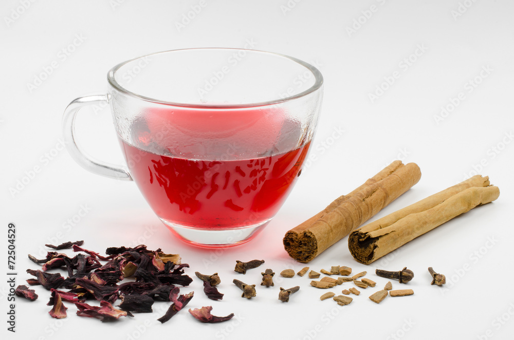 Stock-Foto „Hibiskus-Tee mit Zimt und Nelken“ | Adobe Stock Stock-Foto „Hibiskus-Tee mit Zimt und Nelken“ | Adobe Stock
