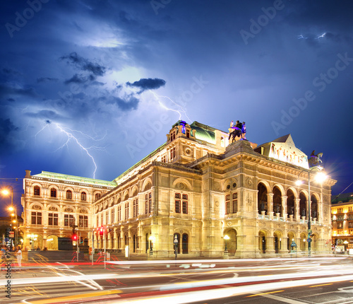 Mata magnetyczna Wiedeńska opera przy sztormie