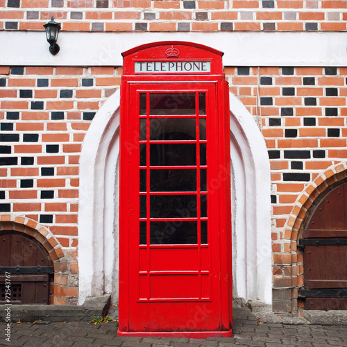 Naklejka na drzwi Red telephone box in London, England