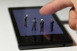 © kelly marken - 4人のビジネスマンとスマートフォン