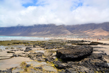 panoramica de la playa de famara en la isla de lanzarote