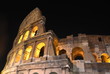Majestatyczne Coloseum w Rzymie nocą, Włochy 