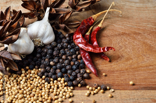 Naklejka nad blat kuchenny Pepper and dried Chilli on wooden board