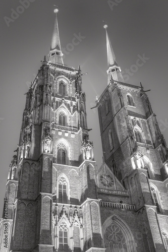 wieze-wroclawskiej-katedry-w-czerni-i-bieli