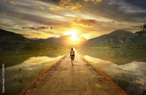Fotografía Traveler walking along the road to the mountains